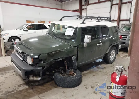 2010 Toyota Fj Cruiser z USA, uszkodzony, nr VIN JTEBU4BF2AK088766